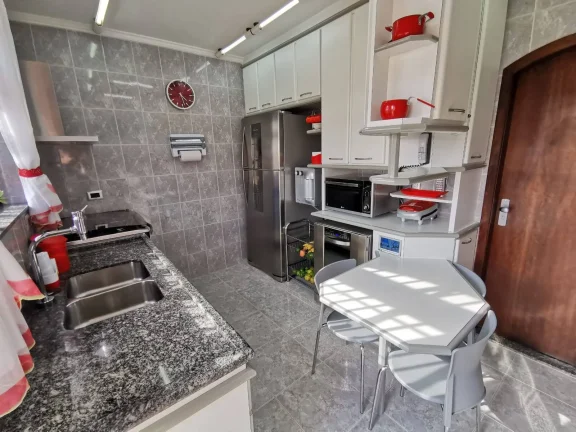 Imagem Sobrado 250 m² 3 Dormitórios sendo 2 Suítes Porteira Fechada