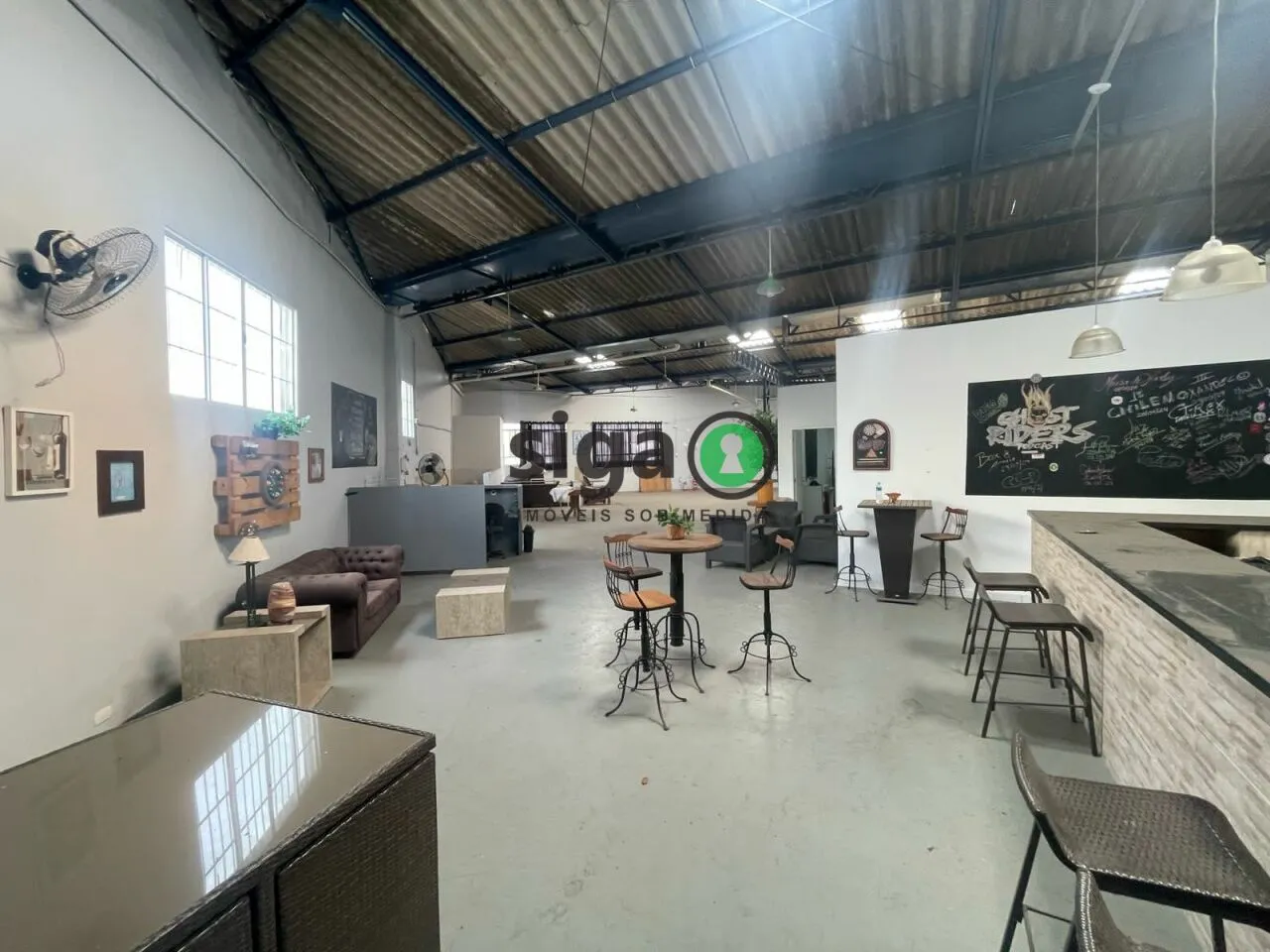 Imagem Galpão/Depósito/Armazém e 4 banheiros à Venda, 830 m²