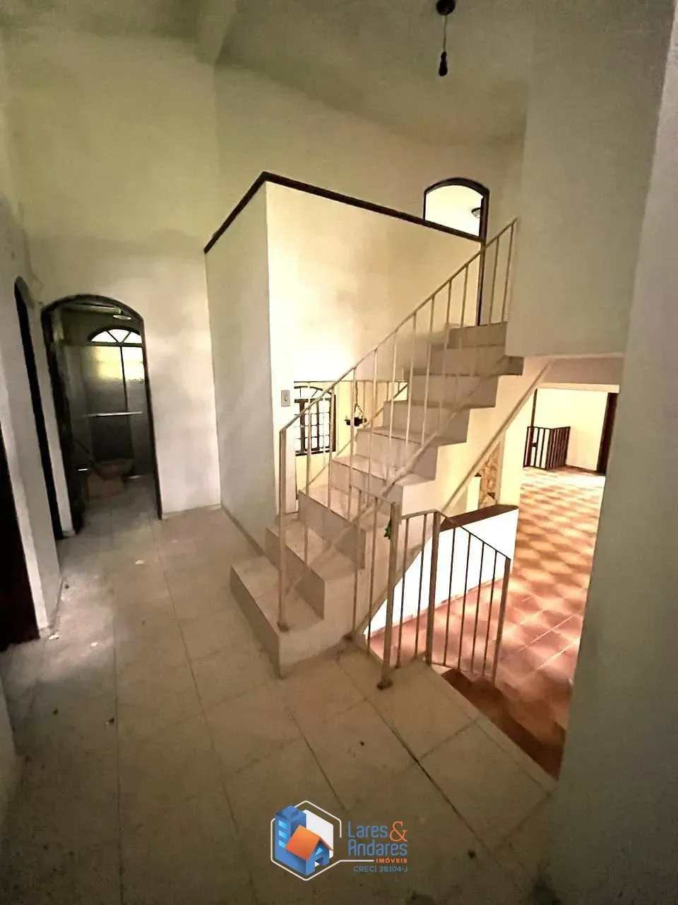 Imagem CASA À VENDA COM TERRENO DE 1500 M², POÇO ARTESIANO, 4 DORMS (2 SUITES), 3 SALAS, SENDO 1 COM LAREIRA, COZINHA COM ARMÁRIOS E DISPENSA, MAIRIPORÃ, SP.