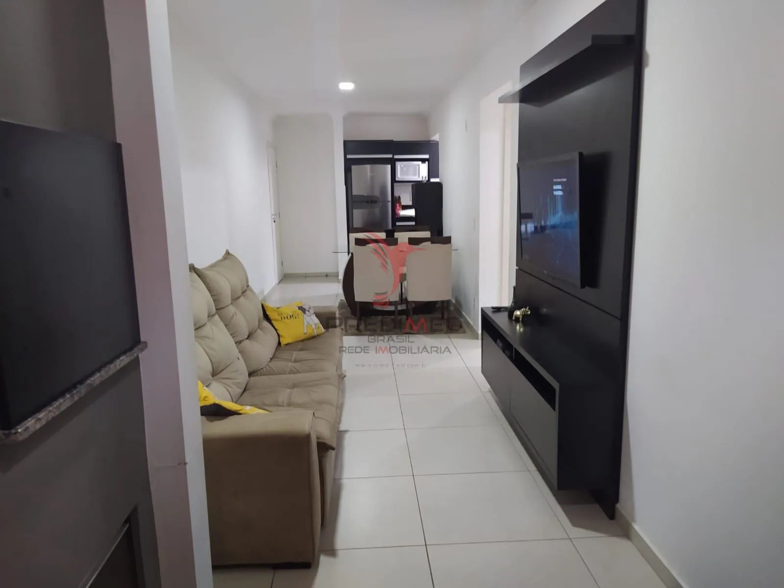 Imagem Apartamento com 2 Dormitórios sendo uma Suíte e sacada com churrasqueira