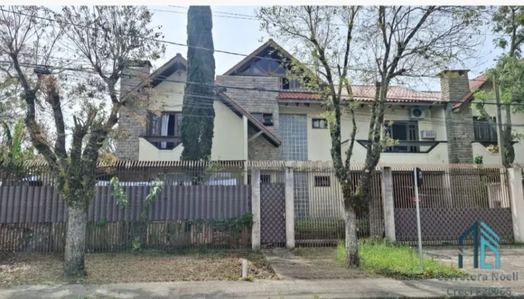 Foto do imóvel Sobrado 04 quartos c/ suíte de esquina três pavimentos, ótima localização região tranquila no Hauer, Curitiba. PR