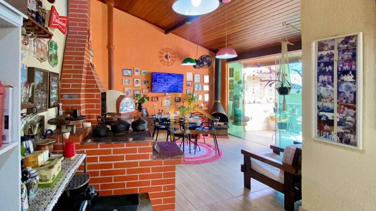 Imagem Aconchegante casa com 3 quartos em condomínio Clube, com Vista Perene Para a Mulher de Pedras em Vargem Grande Teresópolis-RJ.