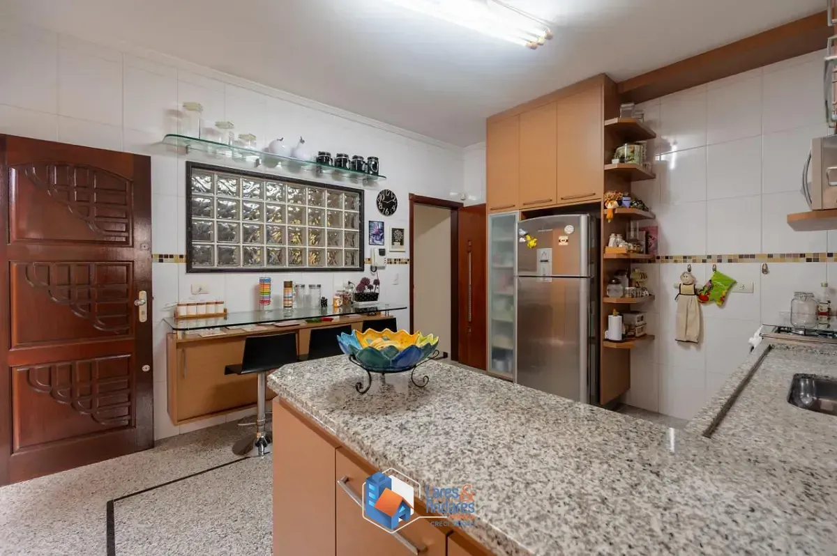 Imagem Sobrado para venda em Chácara Inglesa com 3 quartos, sendo 3 suítes, 300m²