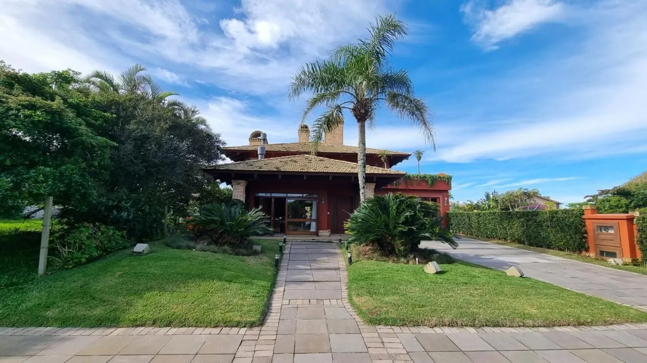 Imagem Casa em XANGRI-LÁ com 5 dorm. 3 suítes, piscina aquecida e 471 m², 400 m. mar.