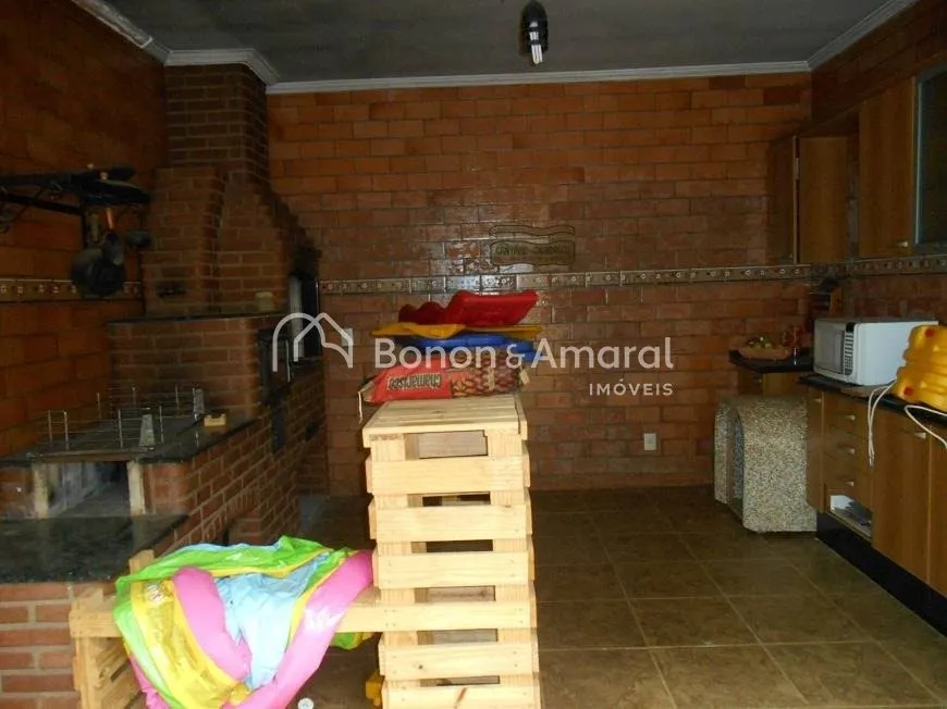 Imagem Casa com 230 m² e 5 quartos