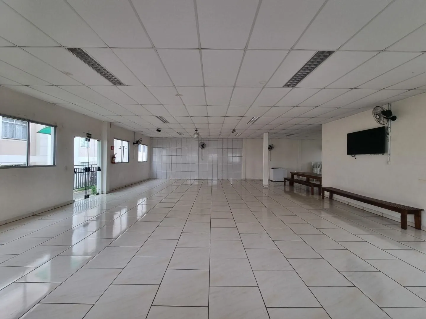 Imagem Amplo Apartamento ótima localização com Piso Porcelanato