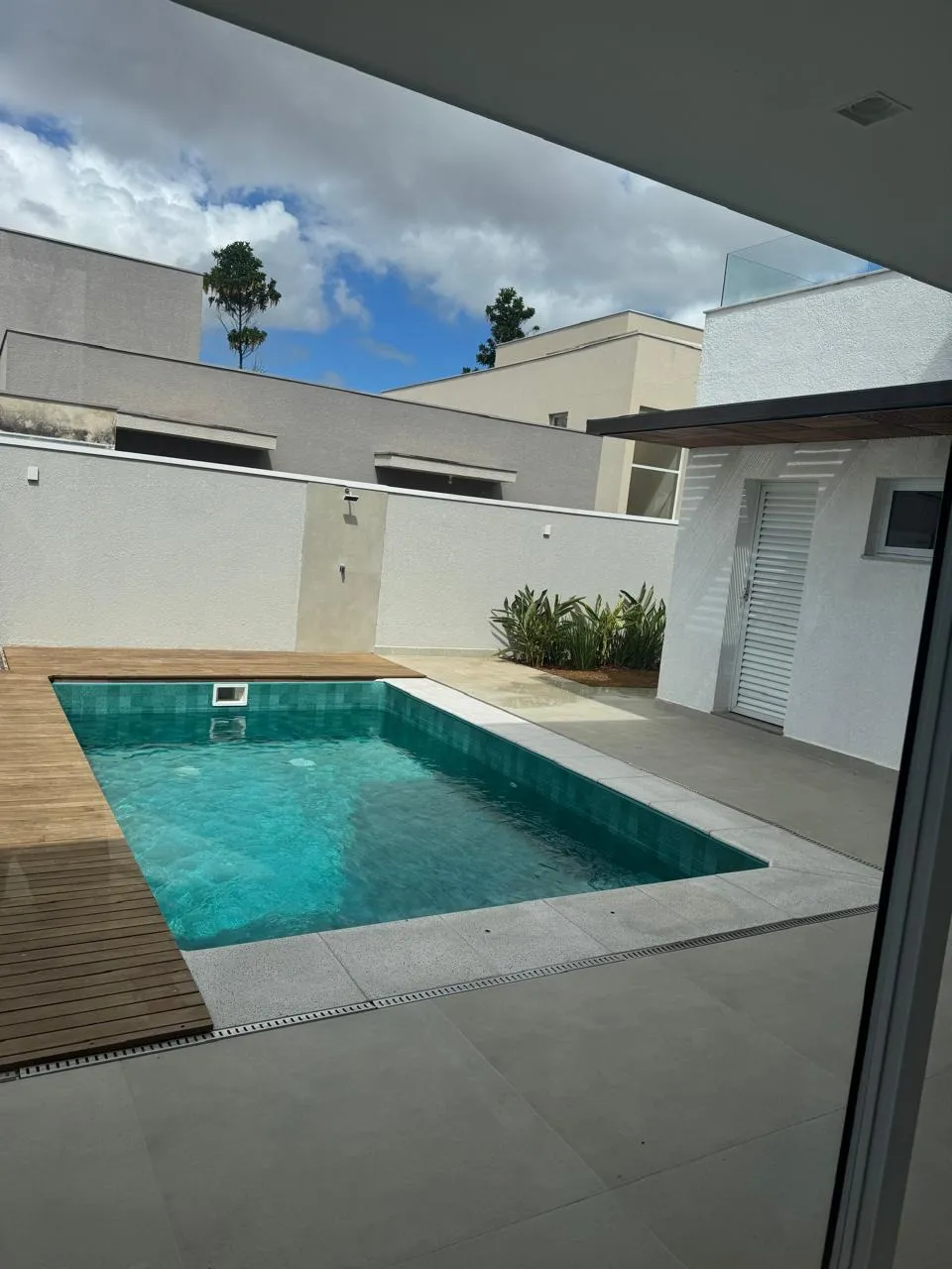 Imagem Sobrado de alto padrão à venda no Condomínio Mont Blanc, Sorocaba, com 3 suítes, piscina e 280 m²
