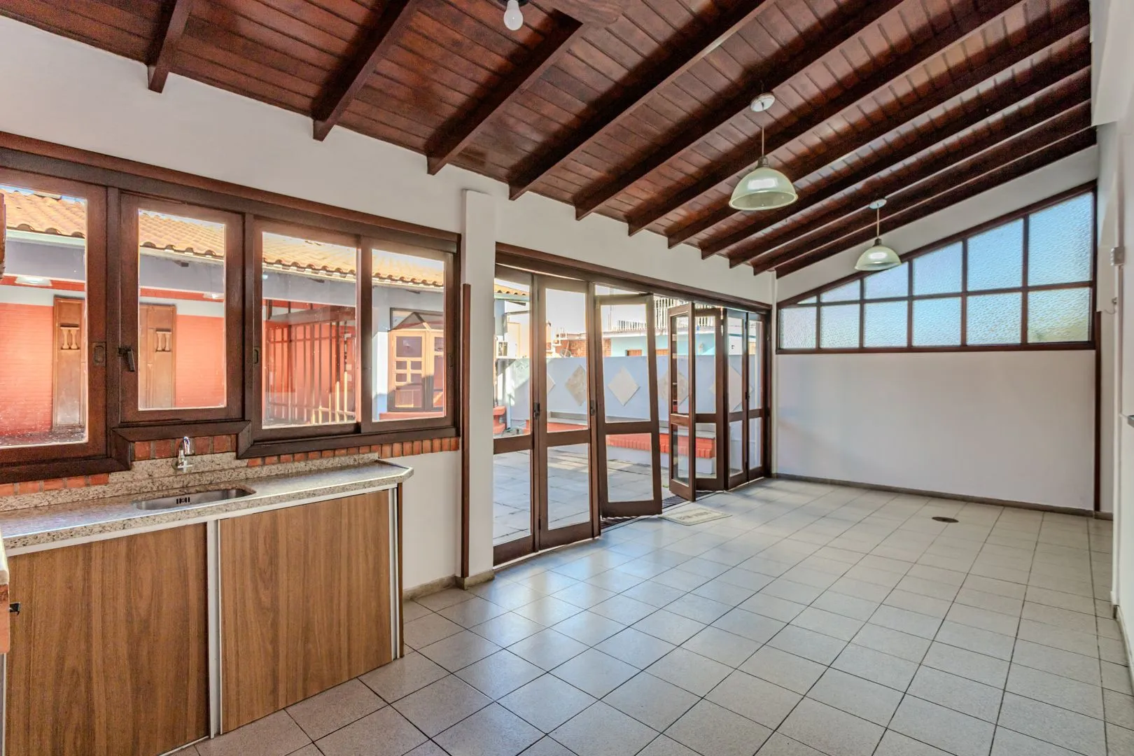 Imagem Casa no Partenon com 4 dormitórios e 4 vagas DESOCUPADA