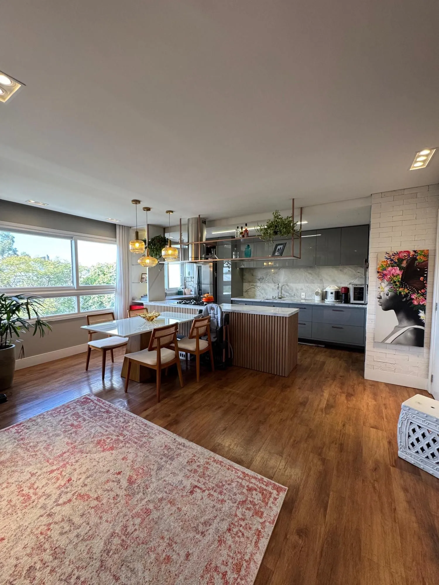 Apartamento com 02 quartos (01 suíte) e 01 vaga escriturada