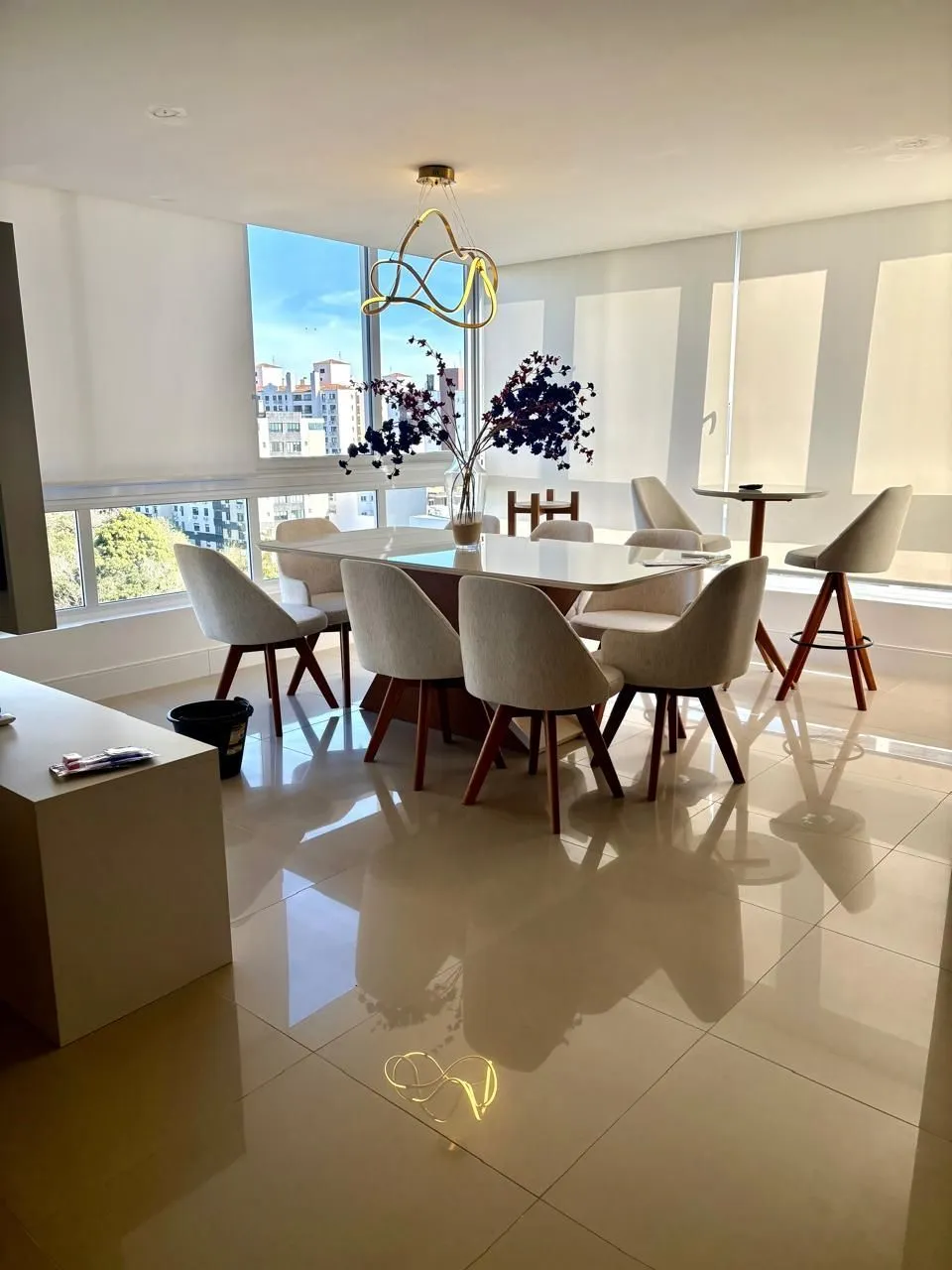 Imagem Apartamento à venda no Bairro Tristeza - Mobiliado. Lindo apartamento de 3 dormitórios, transformado em 2 dormitorios, sendo 1 suíte, com excelente distribuição dos ambientes.