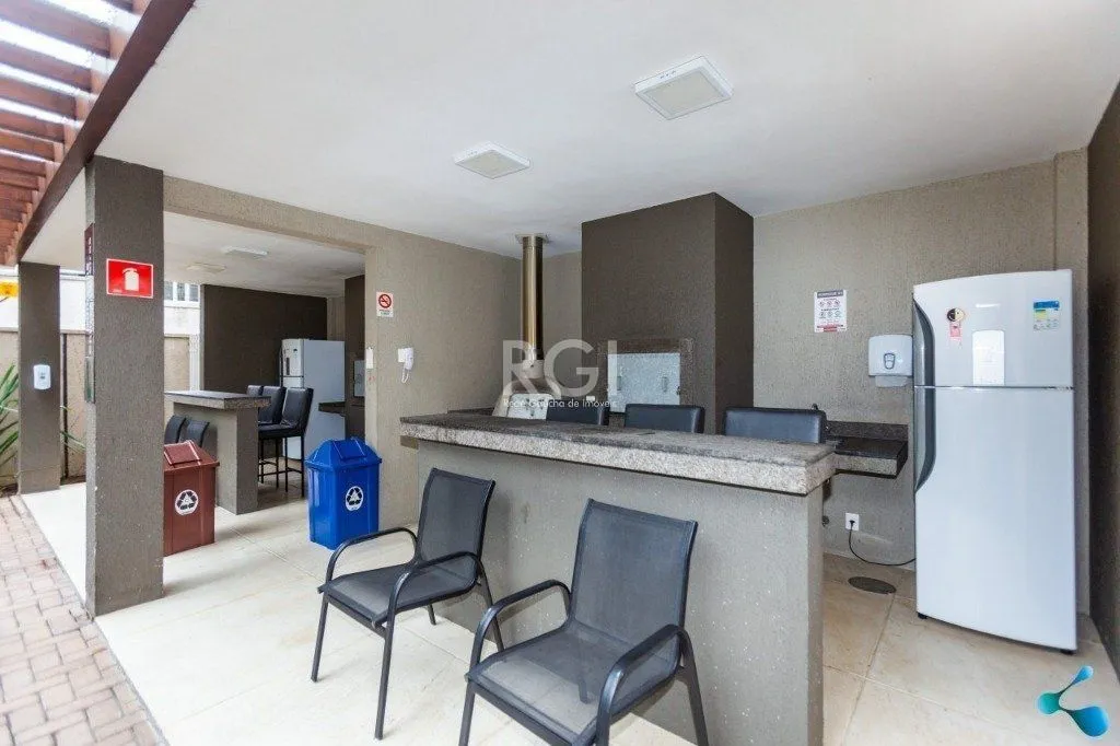 Imagem Vende apartamento, 03 dormitórios, living para dois ambientes, banheiro social, cozinha com churrasqueira e área de serviço e garagem.