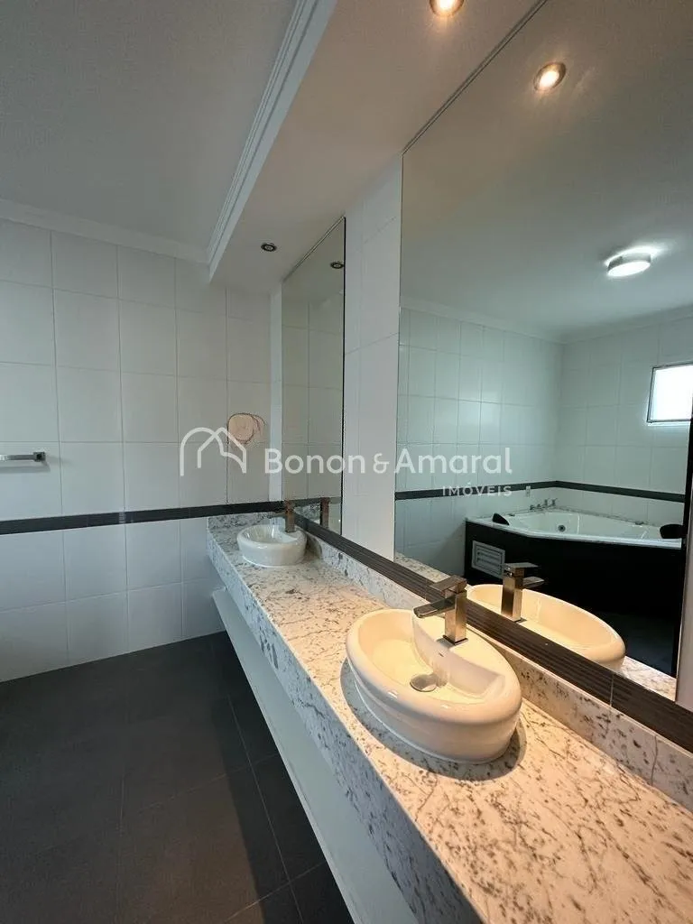 Imagem Casa em condomínio com 367 m² e 4 quartos