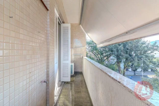 Imagem No Menino Deus 102 m², 2 dormitórios com sacada. e todo mobiliado.