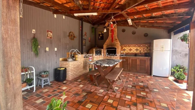 Imagem Casa térrea de madeira, com excelente distribuição. São 3 suítes, sendo 1 suíte máster com hi...
