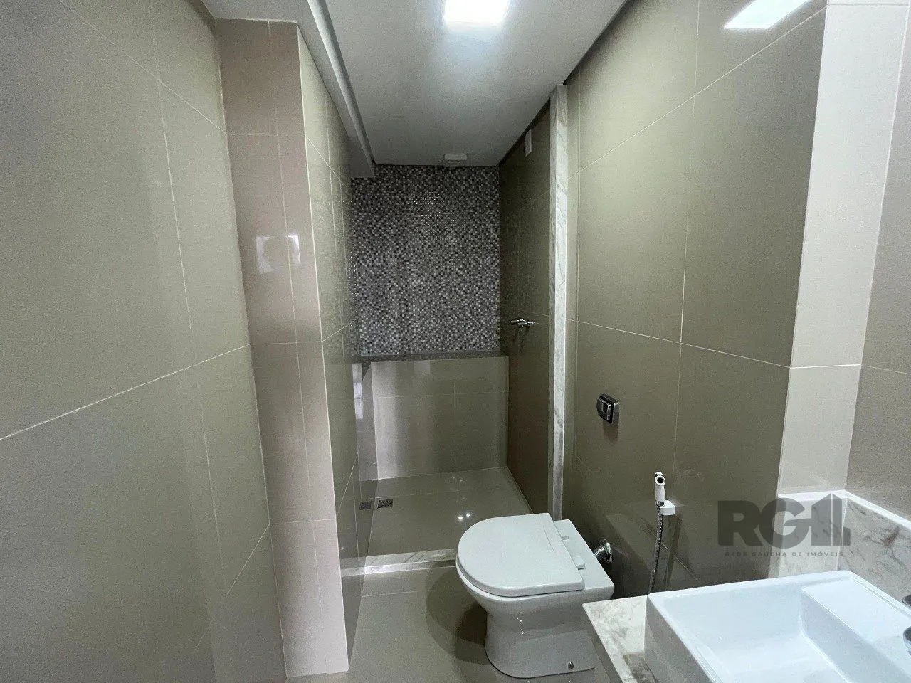 Imagem Apartamento de três quartos, suíte e uma vaga de garagem no bairro Independência em Porto Alegre.