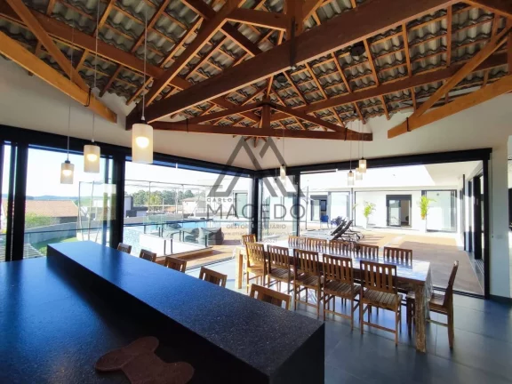 Imagem Casa incrível com 4 suítes, piscina, Beach e Salão de Jogos - Mobiliada