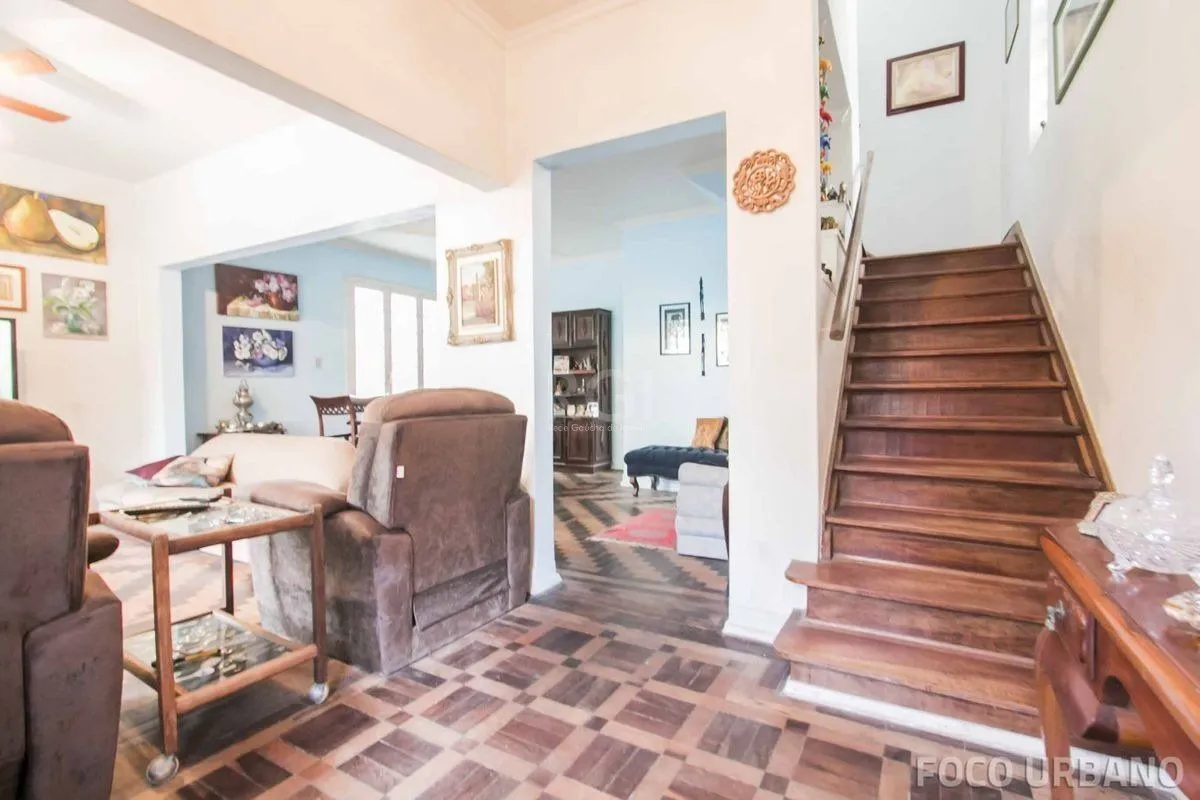 Imagem Casa para Venda - 250m², 4 dormitórios, 2 vagas - Petrópolis