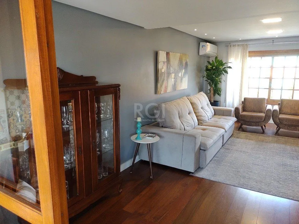 Imagem Excelente casa com 03 suíte, espaço gourmet com churrasqueira, living com lareira, pátio com piscina e garagem para 02 carros no bairro Espírito Santo