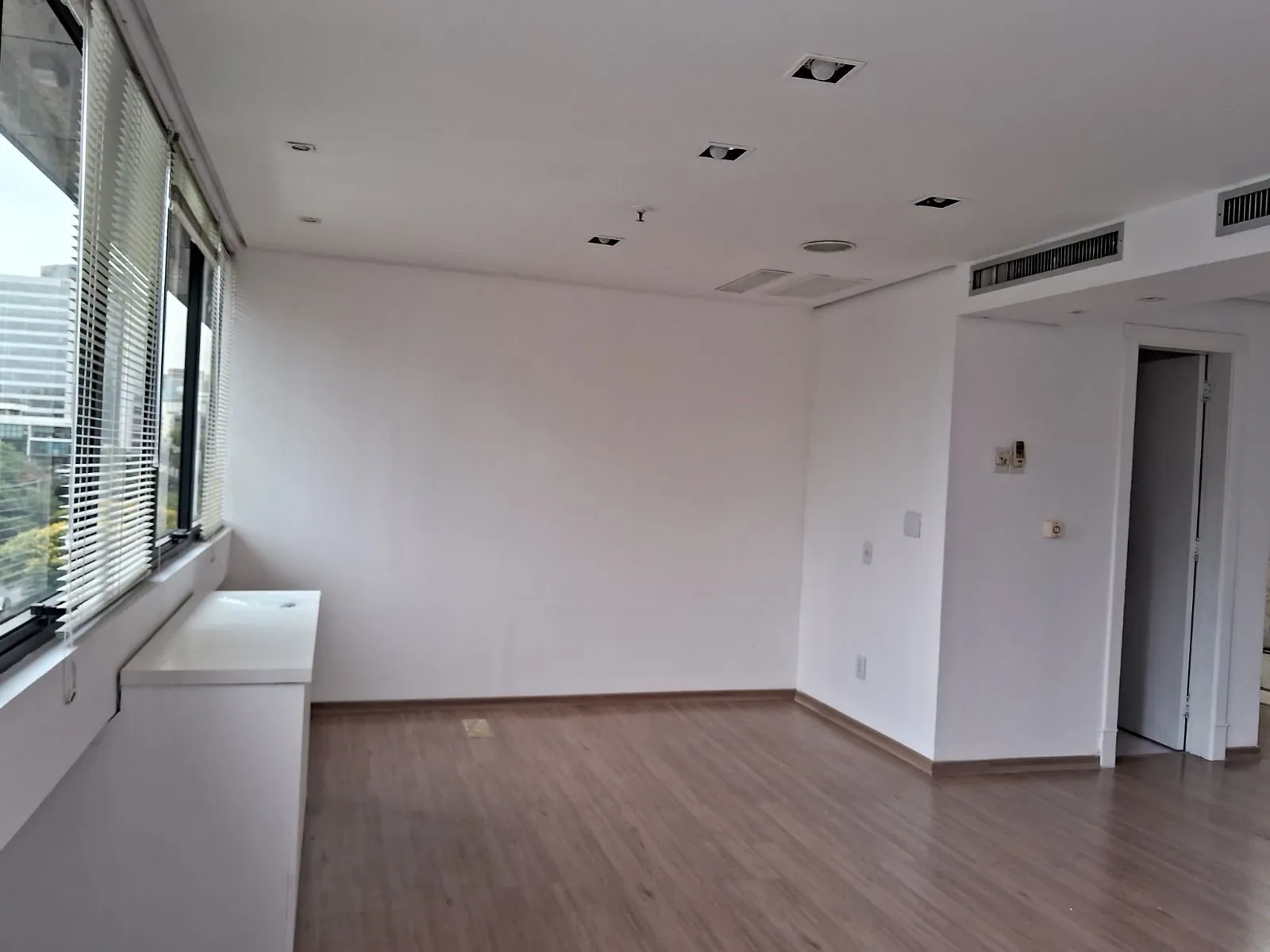 Imagem MÁFFER IMÓVEIS ALUGA Ampla Sala Comercial com Garagem localizada em região nobre e estratégica do bairro Auxiliadora, próxima à Av. Plínio Brasil Milano e Rua 24 de Outubro.