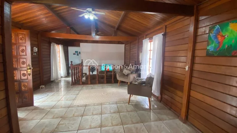 Imagem Casa térrea de madeira, com excelente distribuição. São 3 suítes, sendo 1 suíte máster com hi...