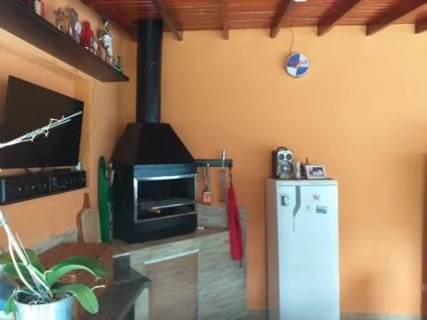 Imagem VENDA DE CASA NO CONDOMÍNIO ARUJÁ COUNTRY CLUB, EM ARUJÁ/SP, 380m² com 3 suítes, área gourmet com churrasqueira, cinema e 4 vagas. CONSULTE-NOS.