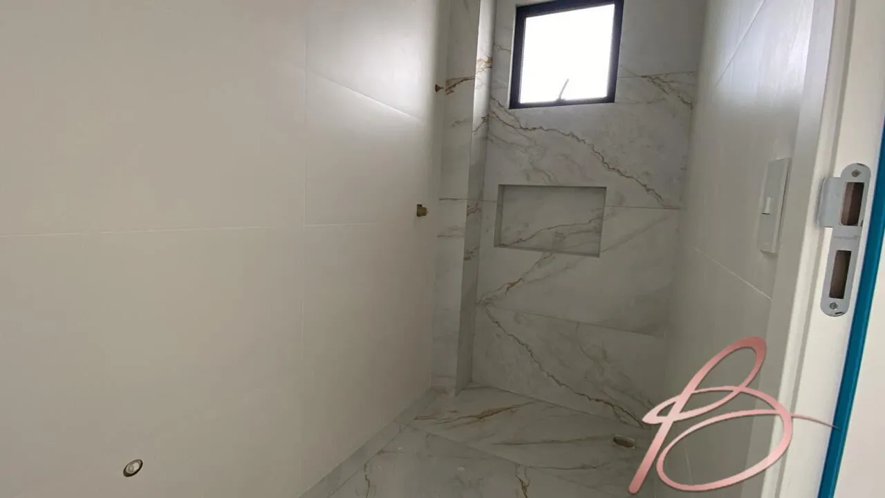 Imagem Sobrado com 2 suítes no Centro de Bombinhas/SC