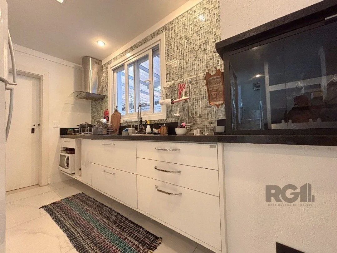 Imagem Casa em condomínio com pátio, piscina, 3 suítes e 2 vagas