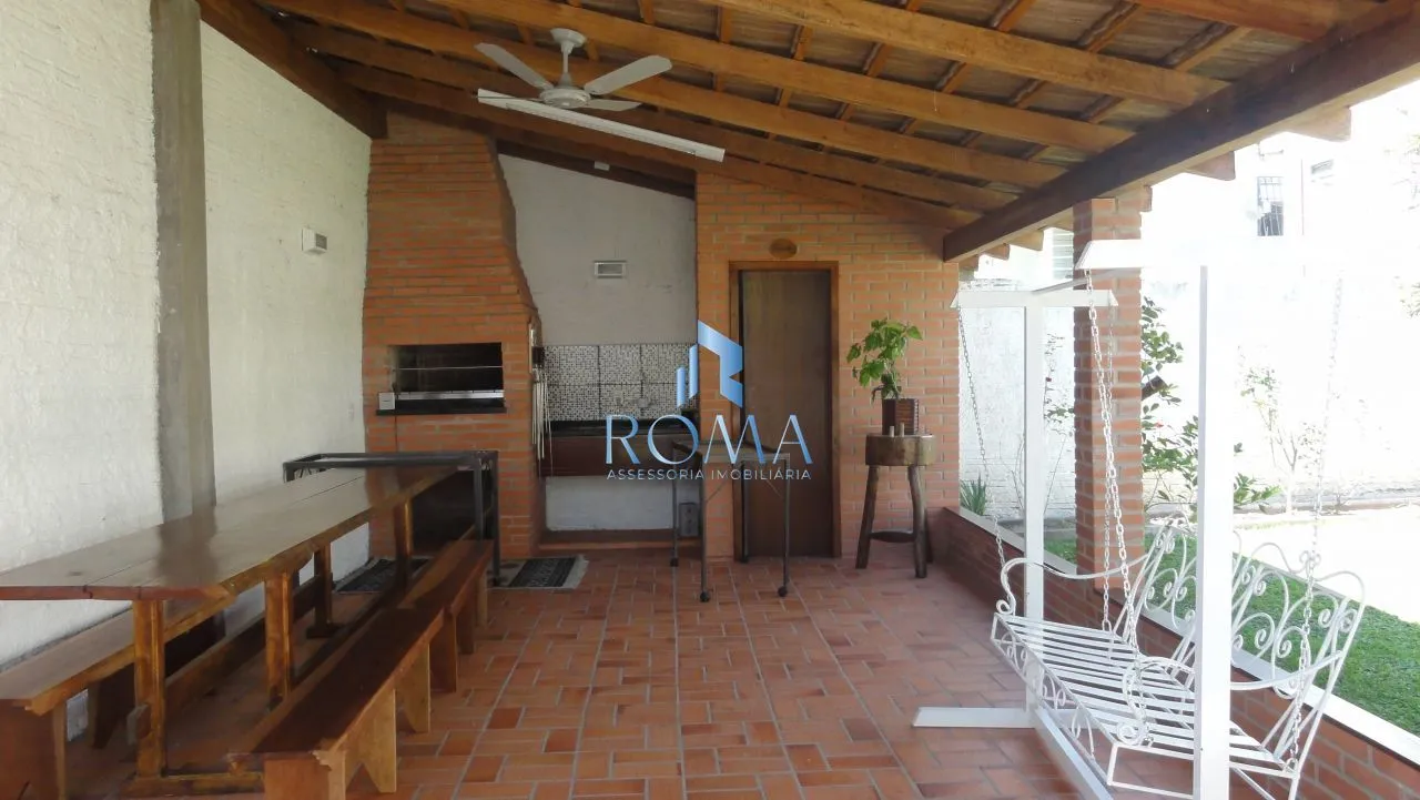 Imagem Casa à Venda no Centro de Santa Maria com 5 Dormitórios, Piscina e Salão de Fest