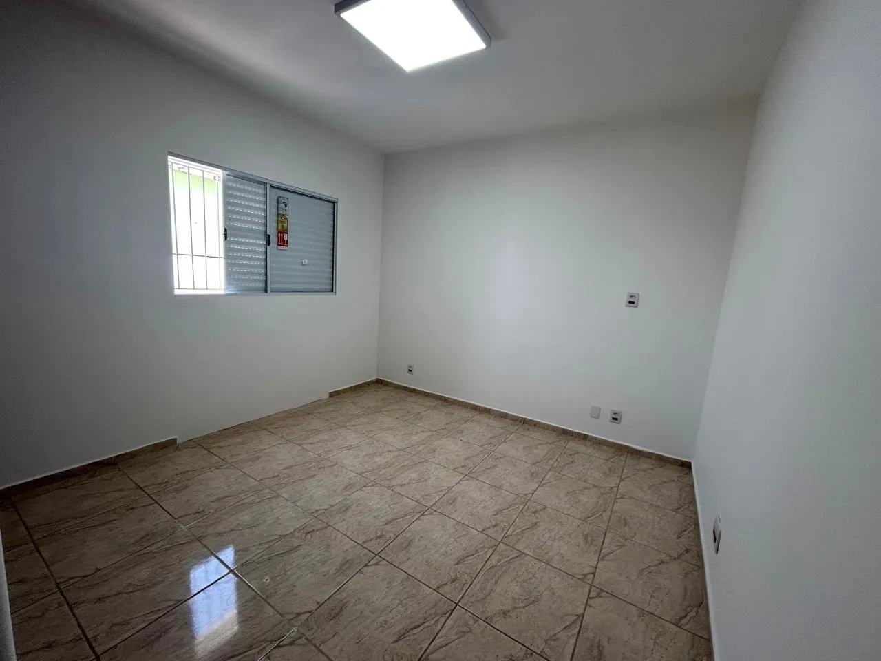 Imagem Residência Espaçosa e Moderna no Jardim Vergueiro: Três Quartos, Suíte e Ampla Área Externa