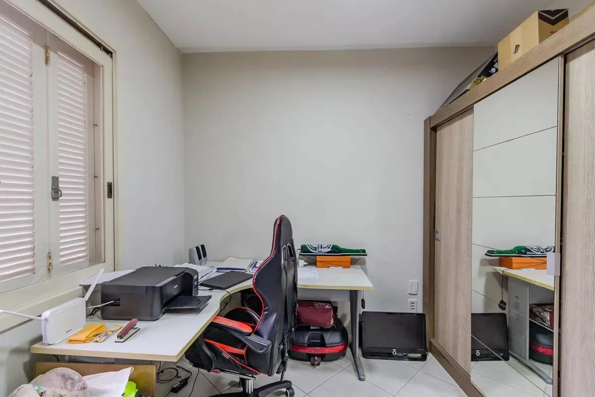 Imagem Casa de condomínio, 3 dormitórios, 1 suíte e 2 vagas cobertas no bairro Teresópolis.