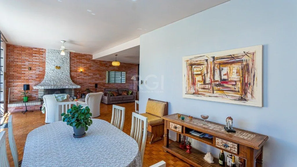 Imagem Vende casa com 05 quartos e garagem para 5 carros.
