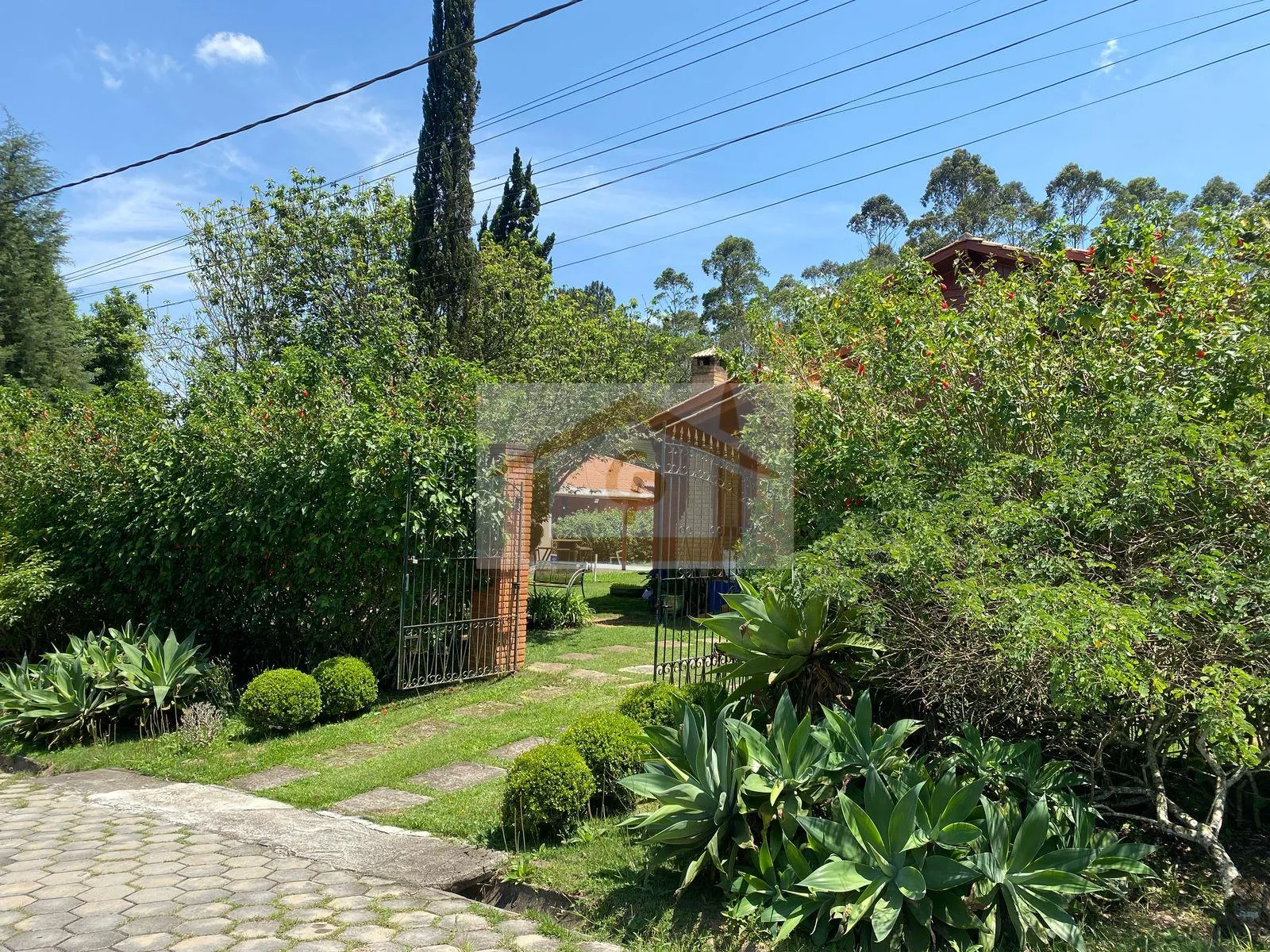 Imagem Casa mista com belo jardim 3 quartos sendo um suíte, 5 vagas. Rústico que encanta!