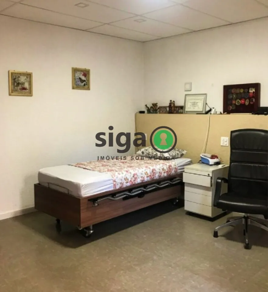 Imagem Sobrado Espaçoso com 4 Dormitórios e 6 Vagas em Região Nobre