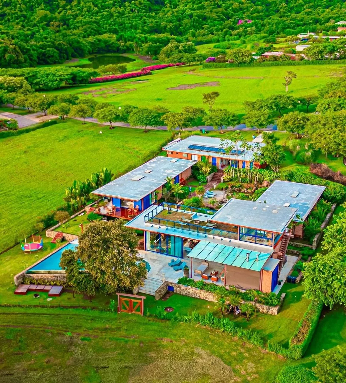 Imagem Venha se encantar com esta deslumbrante casa inspirada em Bali, localizada na prestigiada Fazenda Boa Vista, com uma vista deslumbrante