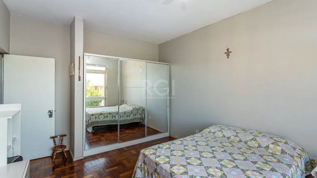 Imagem Vende casa com 05 quartos e garagem para 5 carros.