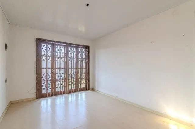 Imagem Casa com 04 quartos no Bairro : Partenon em Porto Alegre/RS