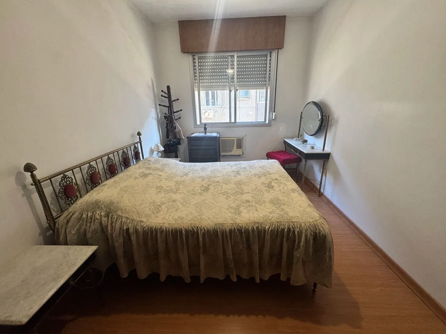 Imagem Apartamento dois dormitórios ( uma suíte) garagem/depósito Bairro Menino Deus