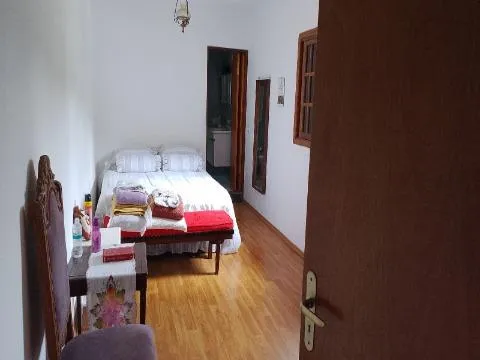 Imagem VENDA DE CASA NO COPACO, EM ARUJÁ/SP, 147m² com 3 suítes, quintal amplo, churrasqueira, sala de estar e jantar e garagem coberta. CONSULTE-NOS.