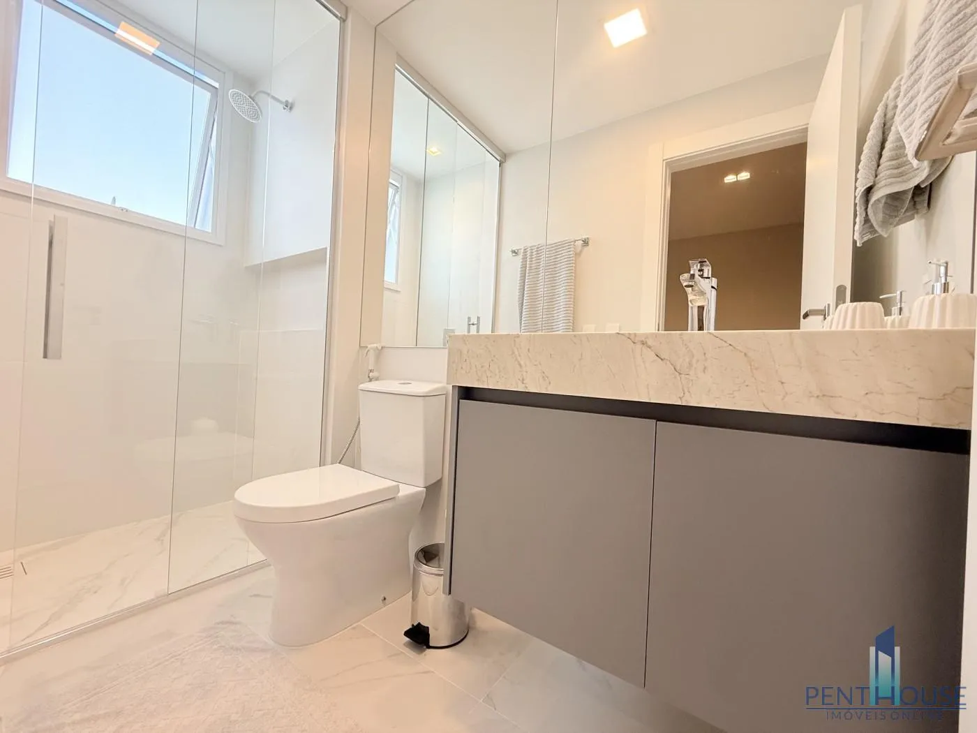 Imagem Apartamento Zona Central para Venda em Balneário Camboriú, CENTRO, 3 dormitórios, 3 suítes, 4 banheiros, 2 vagas