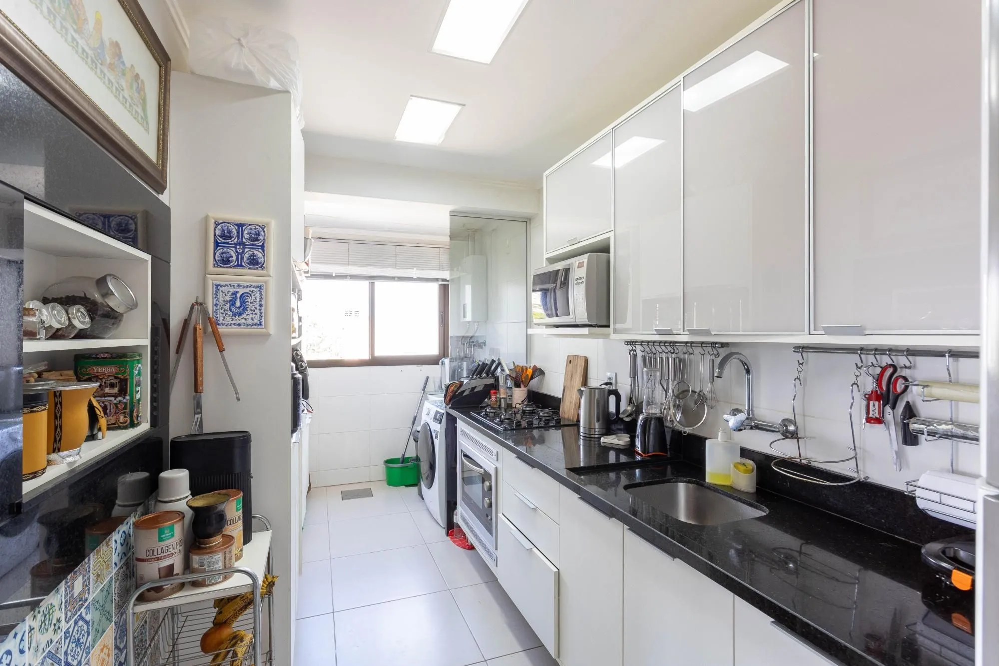 Imagem Apartamento à Venda com 2 Dormitórios (1 Suíte) e 2 Vagas Cobertas - Vila Ipiranga, Porto Alegre/RS