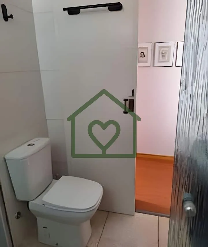 Imagem Apartamento térreo elevado, de frente e recuado, localizado em prédio com belos jardins. O imóvel...