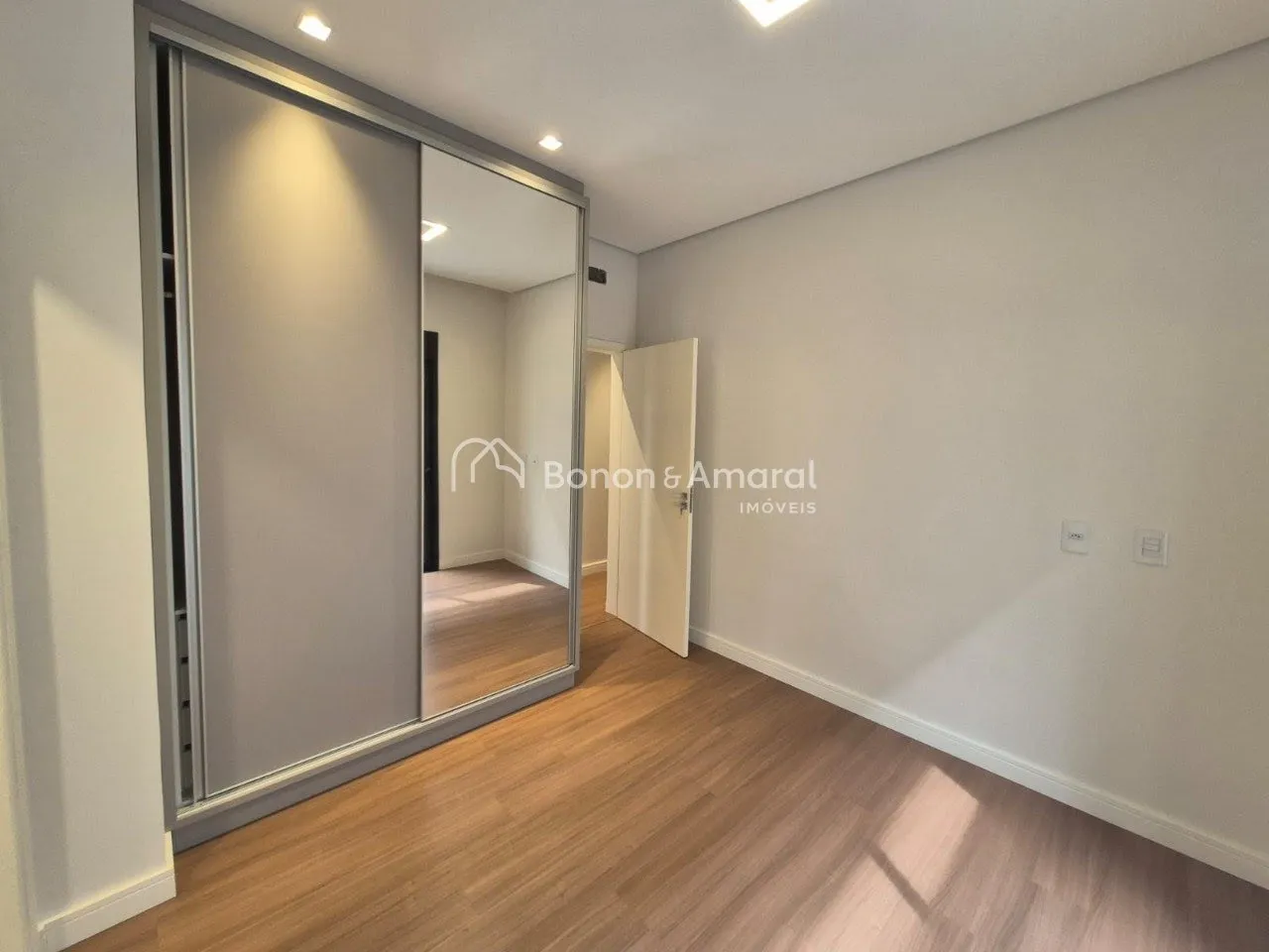 Imagem Linda casa térrea no condomínio Royal Garden em Paulínia- SP