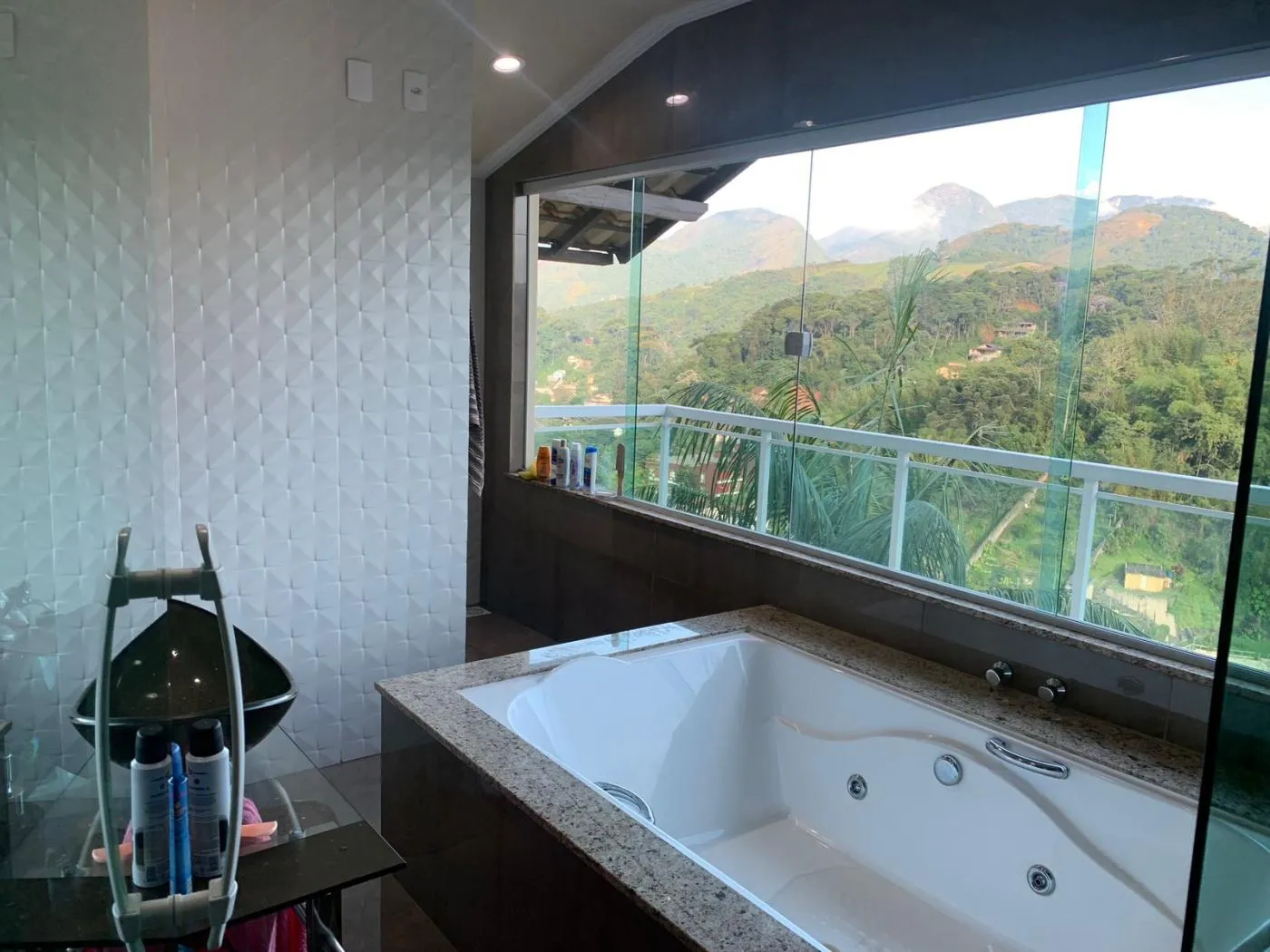 Imagem Casa para Venda em Petrópolis / RJ no bairro Valparaíso