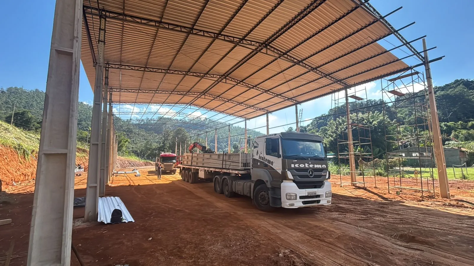 Imagem Área Empresarial e Industrial de Alto Potencial com Estacionamento para até 70 Vagas no Final de Obras