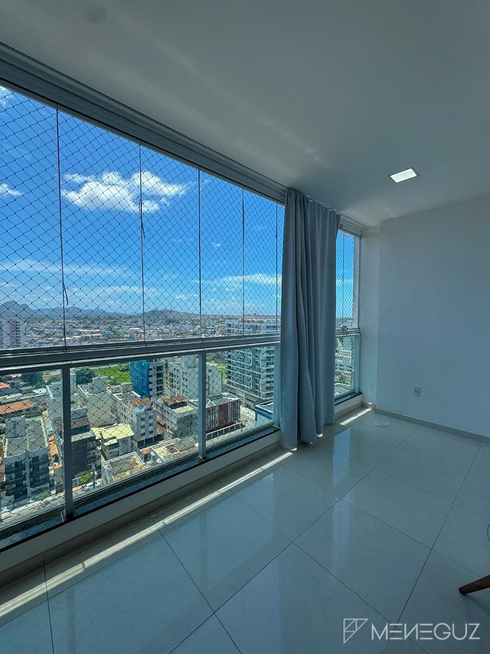 Imagem Apartamento mobiliado de 3 quartos na Avenida Praiana - andar alto, vista para as montanhas e vista discreta para o mar!