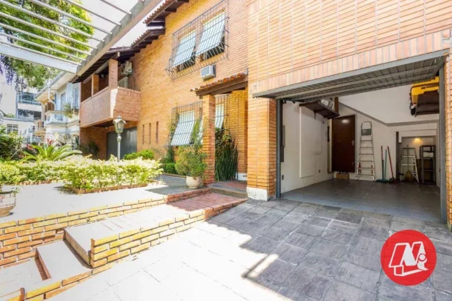 Imagem No bairro Rio Branco, casa de 337 m², semimobiliáda, 4 dormitórios, 3 vagas, jardim com piscina.