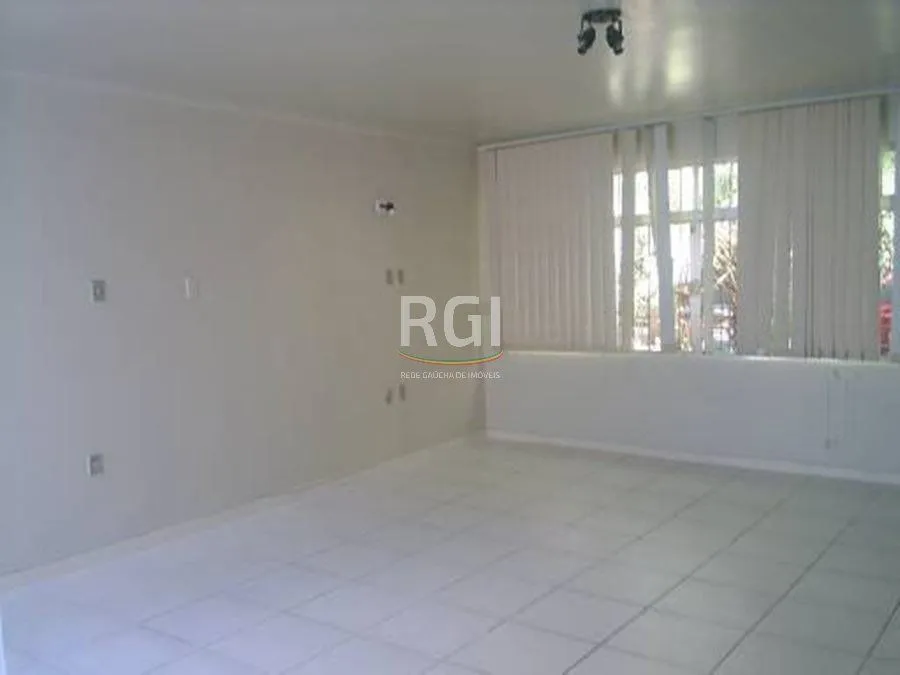 Imagem Casa para Venda - 250m², 3 dormitórios, 2 vagas - Petrópolis