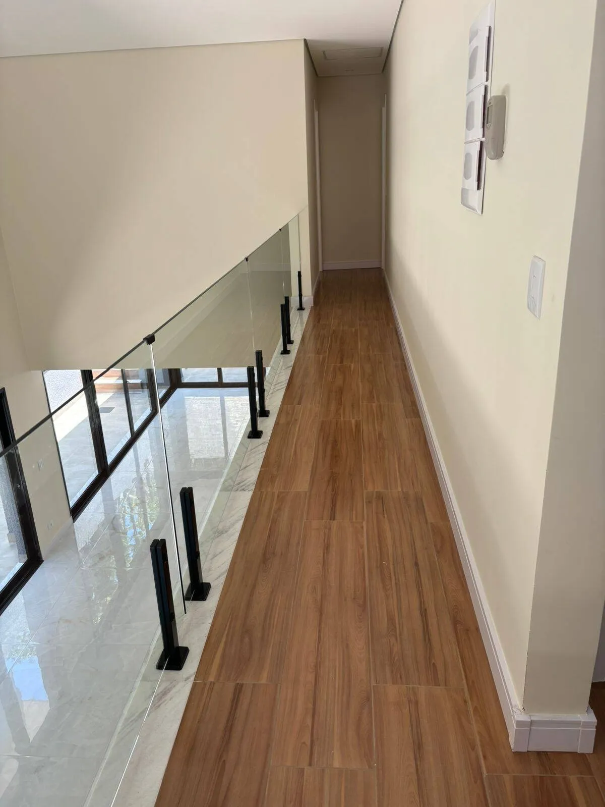Imagem Casa Nova Planejada em Alphaville - 4 Dormitórios, 2 Suítes, Área de Lazer Completa e 4 Vagas