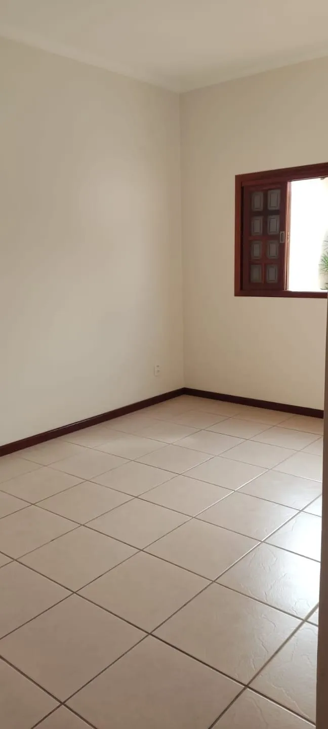Imagem Casa Estilo Clássico com 3 Quartos, Piscina, Área Gourmet, 4 Vagas e Excelente Localização Próxima ao Centro