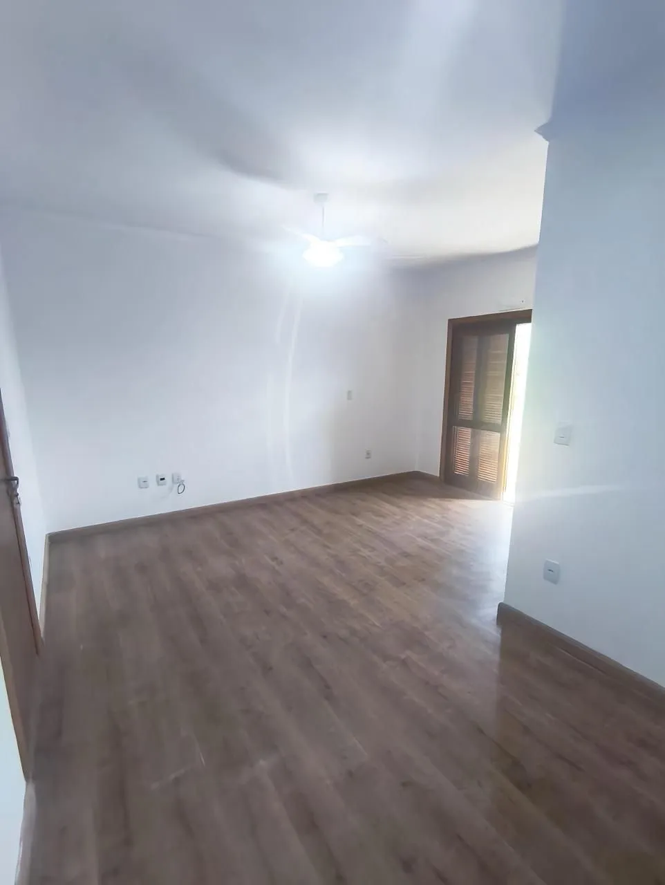 Imagem Casa de 3 dormitórios á venda no Bairro Guarujá - Porto Alegre